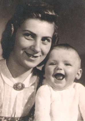 Anni und Jenny Schon 1943 in Trautenau