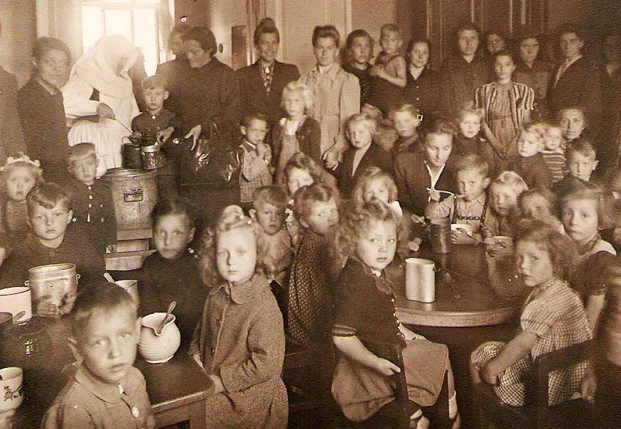 Jenny bei der Schulspeisung durch Ordensschwestern 1947